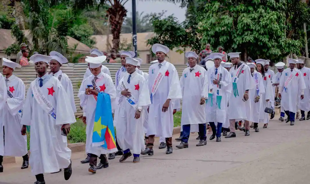 Etudiant en toge blanc Etudiant en toge blanc