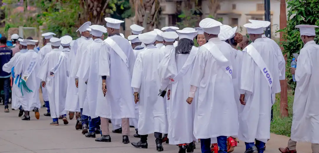 Étudiants en toge blanc Étudiants en toge blanc